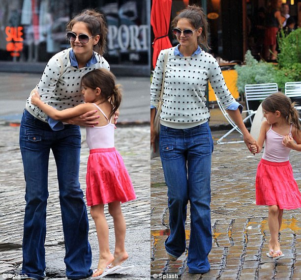 Katie Holmes luôn rạng rỡ khi dạo phố cùng con gái Suri